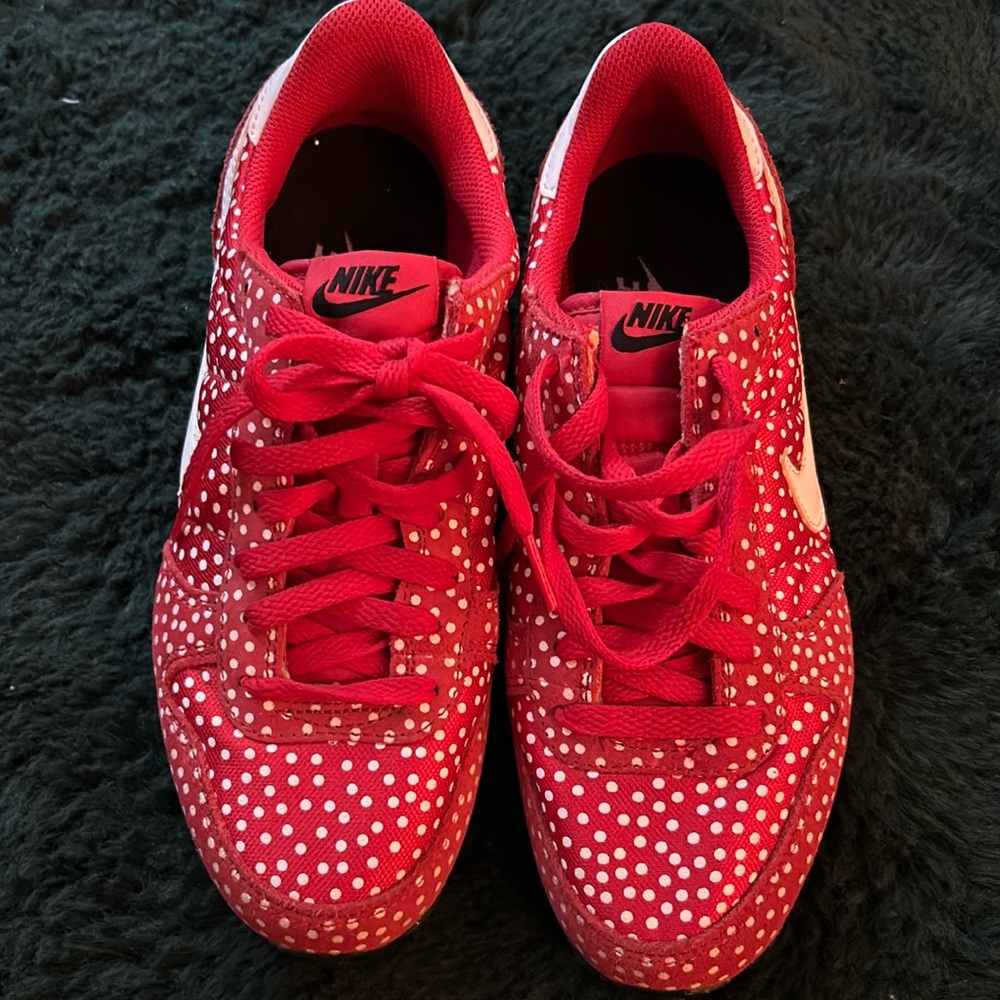 Nike (hardly worn)
